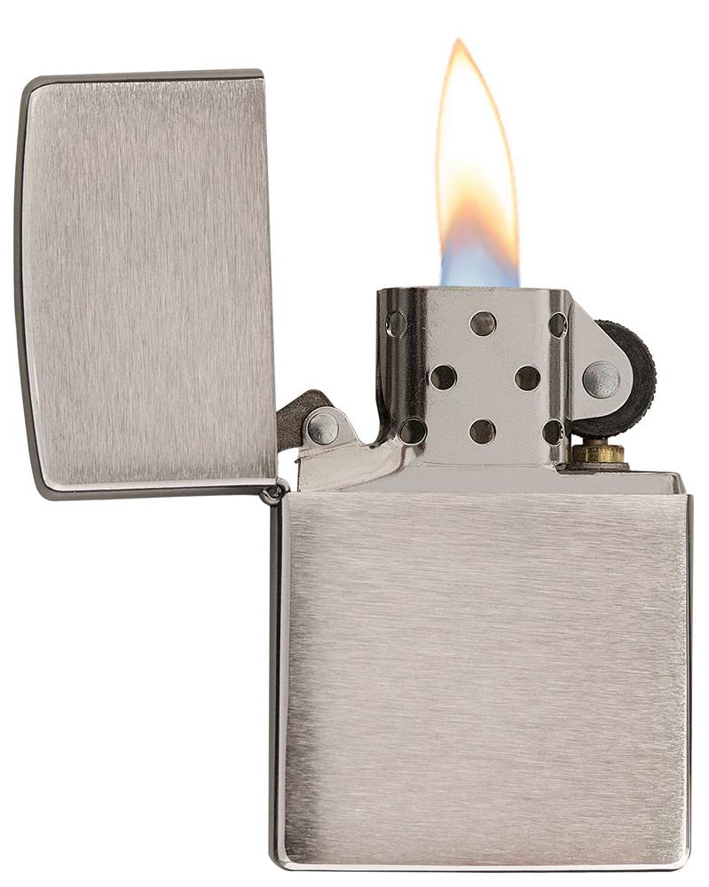 Vooraanzicht Zippo aansteker Armor Chrome Brushed geopend met vlam