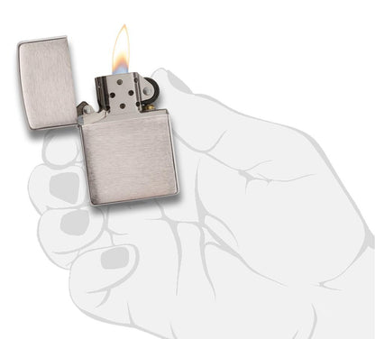 Vooraanzicht Zippo aansteker Armor Chrome Brushed geopend met vlam in gestileerde hand