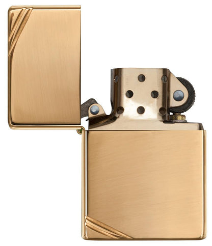 Vooraanzicht Zippo aansteker Vintage Brass High Polished met decoratieve schuine strepen op beide hoeken.