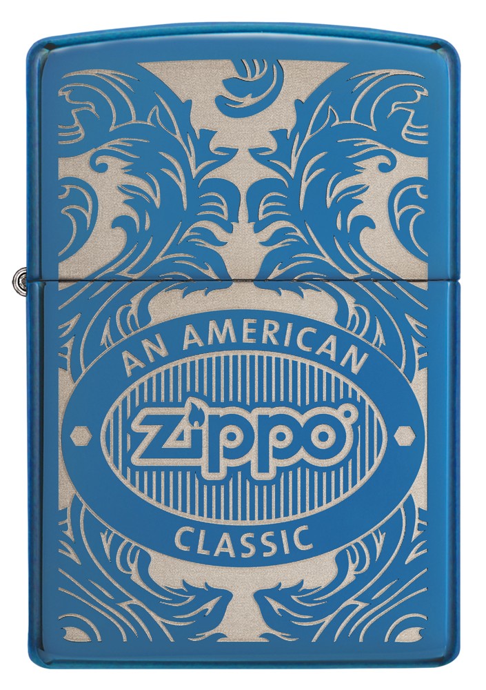 Blauwe Zippo-aansteker, vooraanzicht, omgeven door een met laser gegraveerd filigraanmotief met het Zippo-logo en "an american classic".