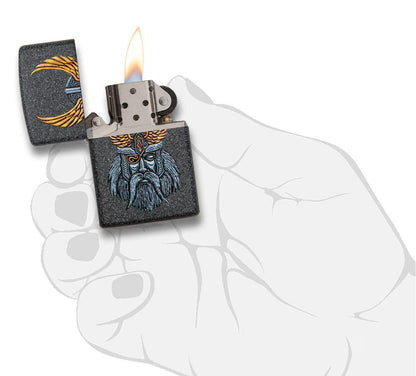 Zippo aansteker grijs met het hoofd van godenvader Odin geopend met vlam in gestileerde hand