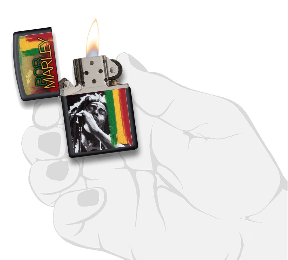 Briquet tempête Zippo Bob Marley dans une main pour représenter la taille du briquet